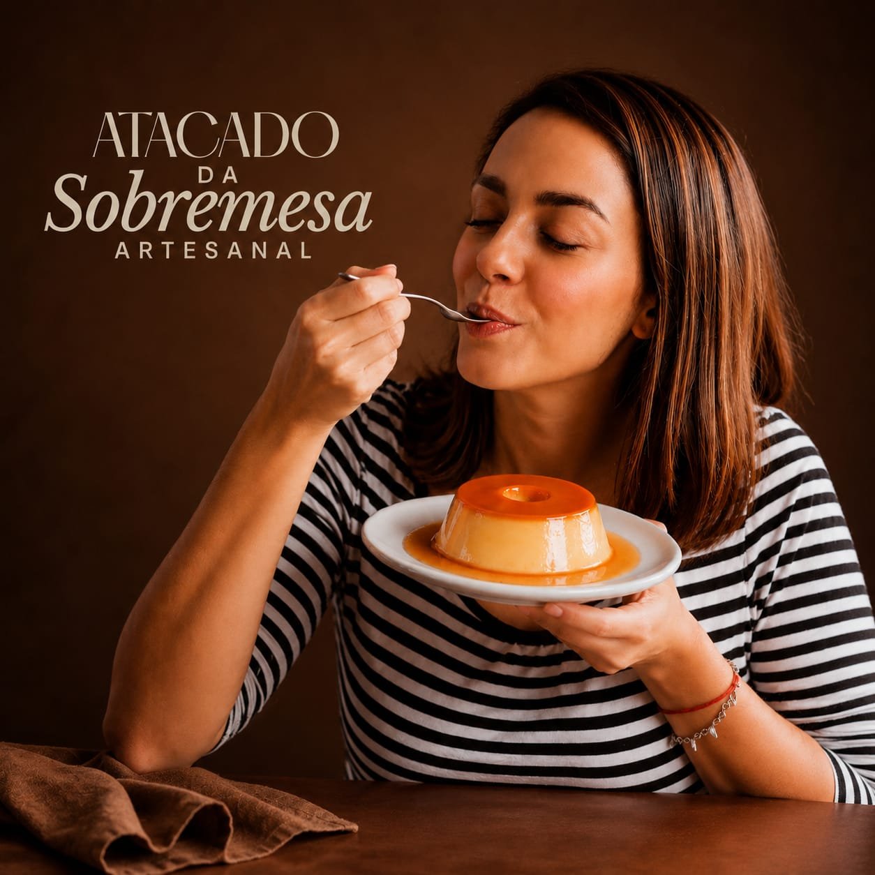 Cliente saboreando pudim de leite artesanal